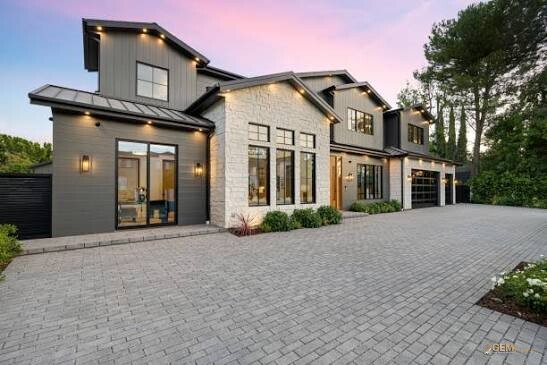 A 5 Bedroom Modern House for Sale